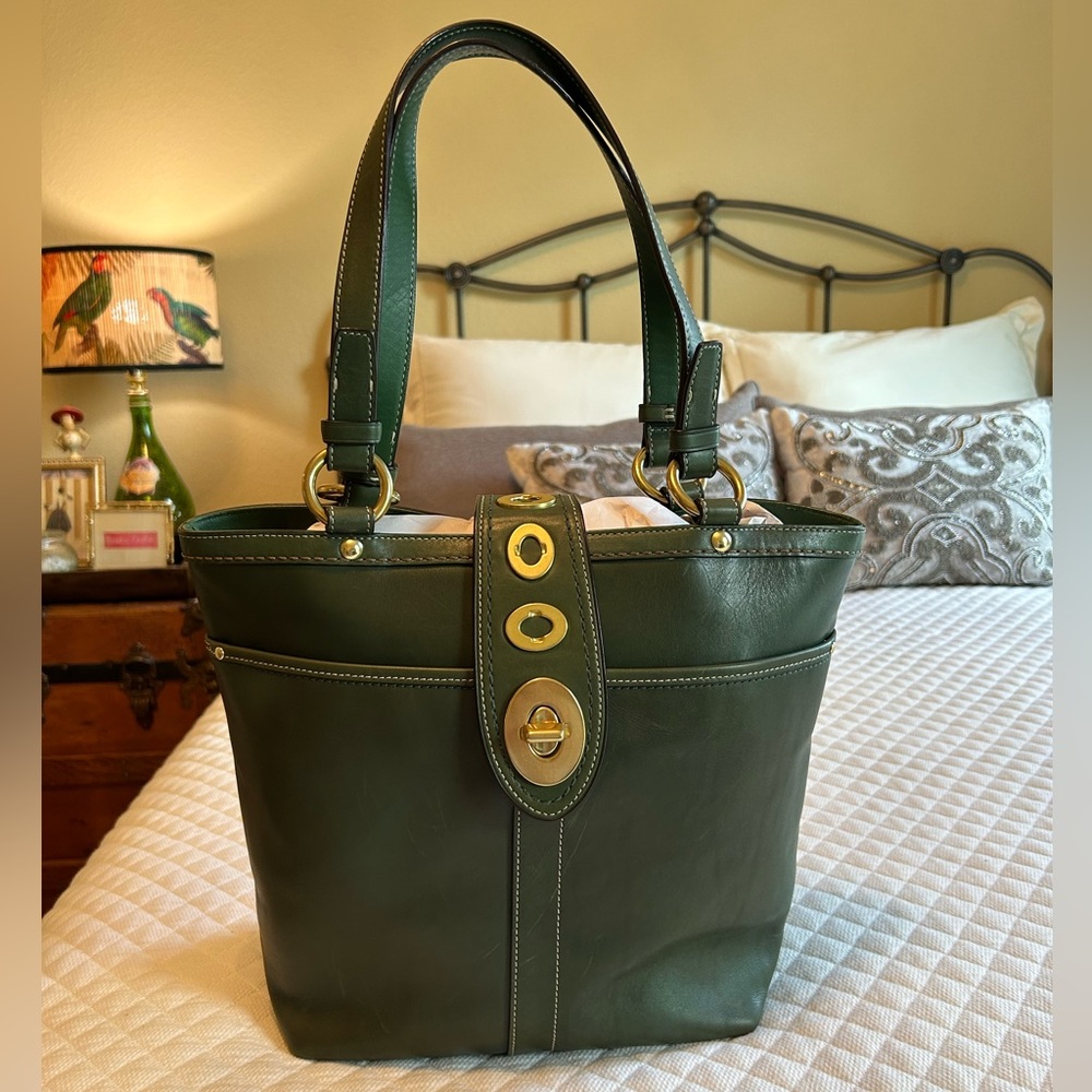Coach Lily Legacy Turnlock Tote in Green No. D0920-F13757